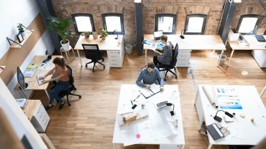 Люди работают в офисе