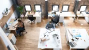 Люди работают в офисе