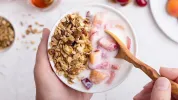 Тарелка с мюсли и фруктами