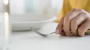 Рука с вилкой