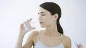 Женщина пьет воду